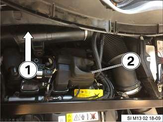 Push the intake pipe towards the firewall (1) and remove the high pressure pump insulation cover (2).